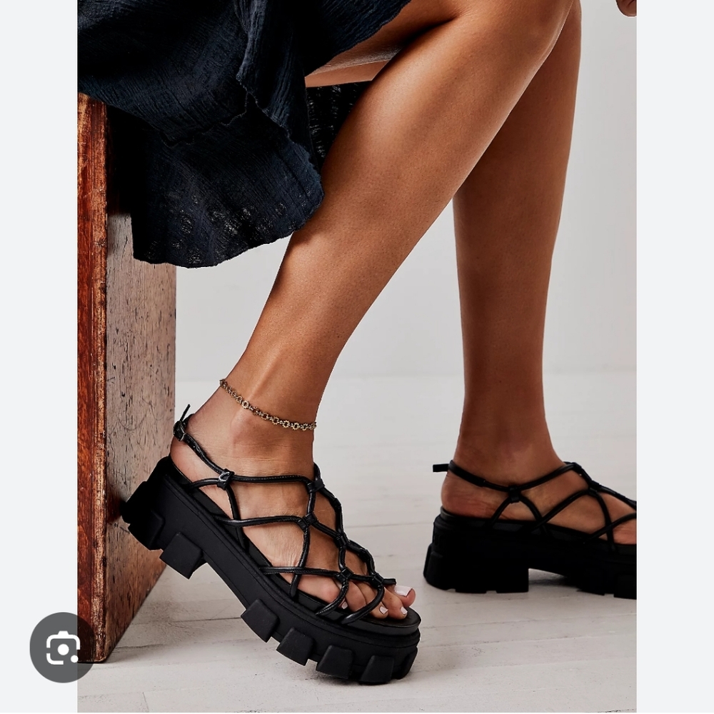 Womens sandal platform strappy circus ny